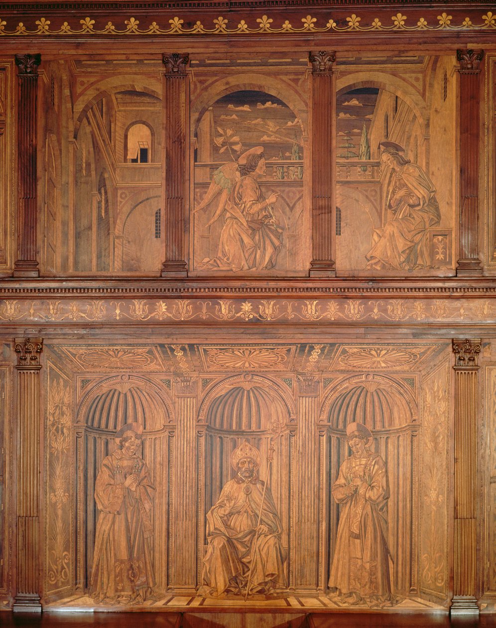 A restaurálás utáni szekrények az északi sekrestyében (Sacrestia delle Messe), amelyeken az Annunciáció és a trónoló püspök látható (intarziás fa) (lásd 143298). alkotó: Giuliano da Maiano
