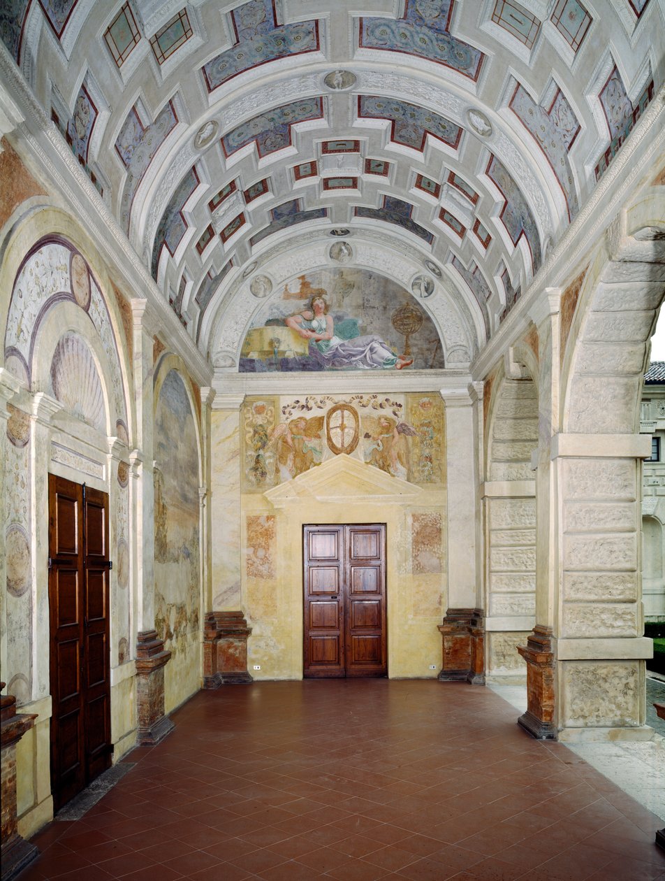 Loggia delle Muse kazettás mennyezettel és lunettával, amelyen Castalia, a Parnasszuson lévő prófétai forrás vízimajmosa freskója látható, 1528 körül. alkotó: Giulio Romano