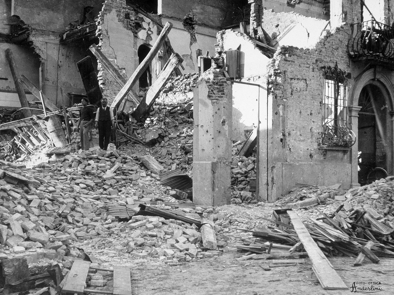 Sermide bombázásai. Két ember egy lerombolt épület romjai között alkotó: Giulio Anderlini