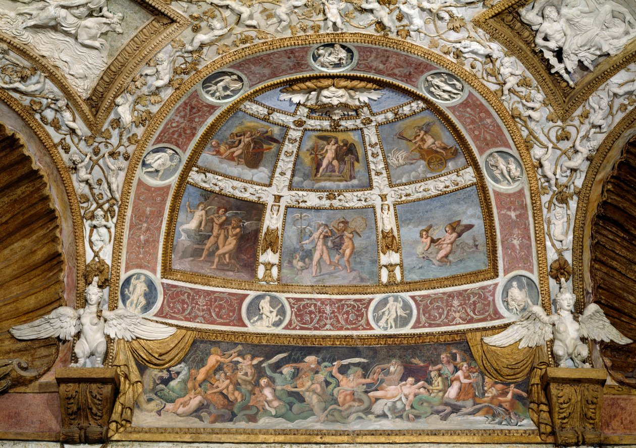 Camera delle Aquile, a mennyezet részlete, amely tritonok és kentaurok harcának frízét mutatja, fölötte mitológiai jeleneteket ábrázoló lunetta és stukkó díszítés kerete, 1528-as freskó és st. alkotó: Giulio Romano