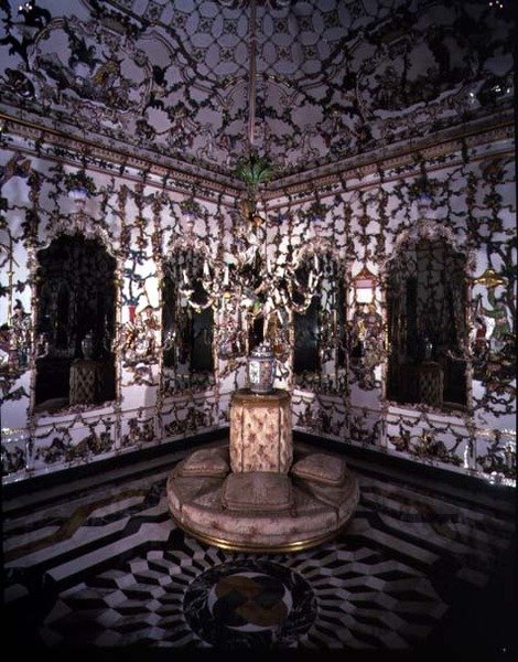 A Chino-szalon (kínai szoba) teljesen porcelánból készült sarka, 1769 (porcelán) (részleteket lásd 93238-9) alkotó: Giuseppe Gricci