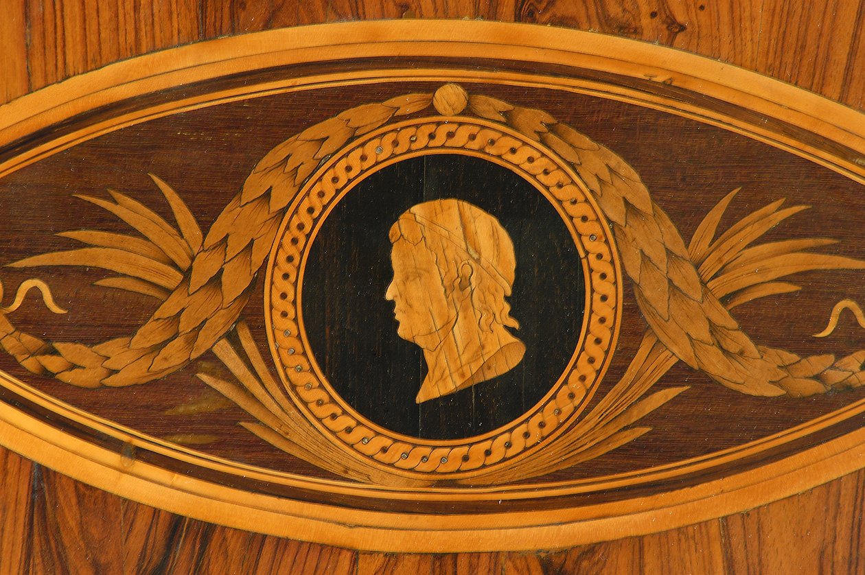 Részlet az asztal tetejéről (fa) alkotó: Giuseppe Maggiolini