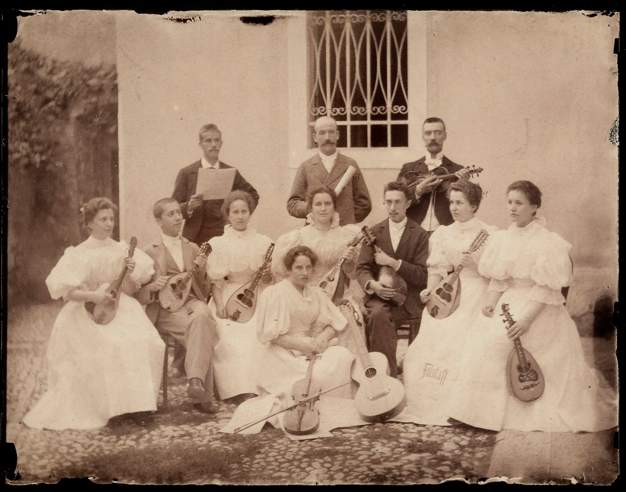 Ülő zenészek csoportképe, 1900 körül alkotó: Giuseppe Wulz