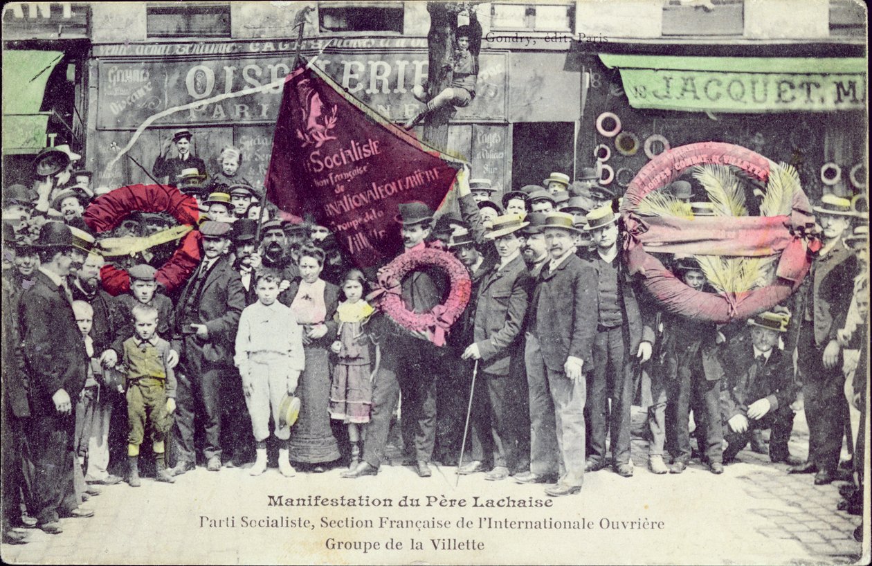Tüntetés a Pere-Lachaise-ben a párizsi kommün emlékére, a Szocialista Párt, a Nemzetközi Munkásszövetség francia szekciója, La Villette-i csoport, 1908. május 1. (színes) alkotó: Gondry