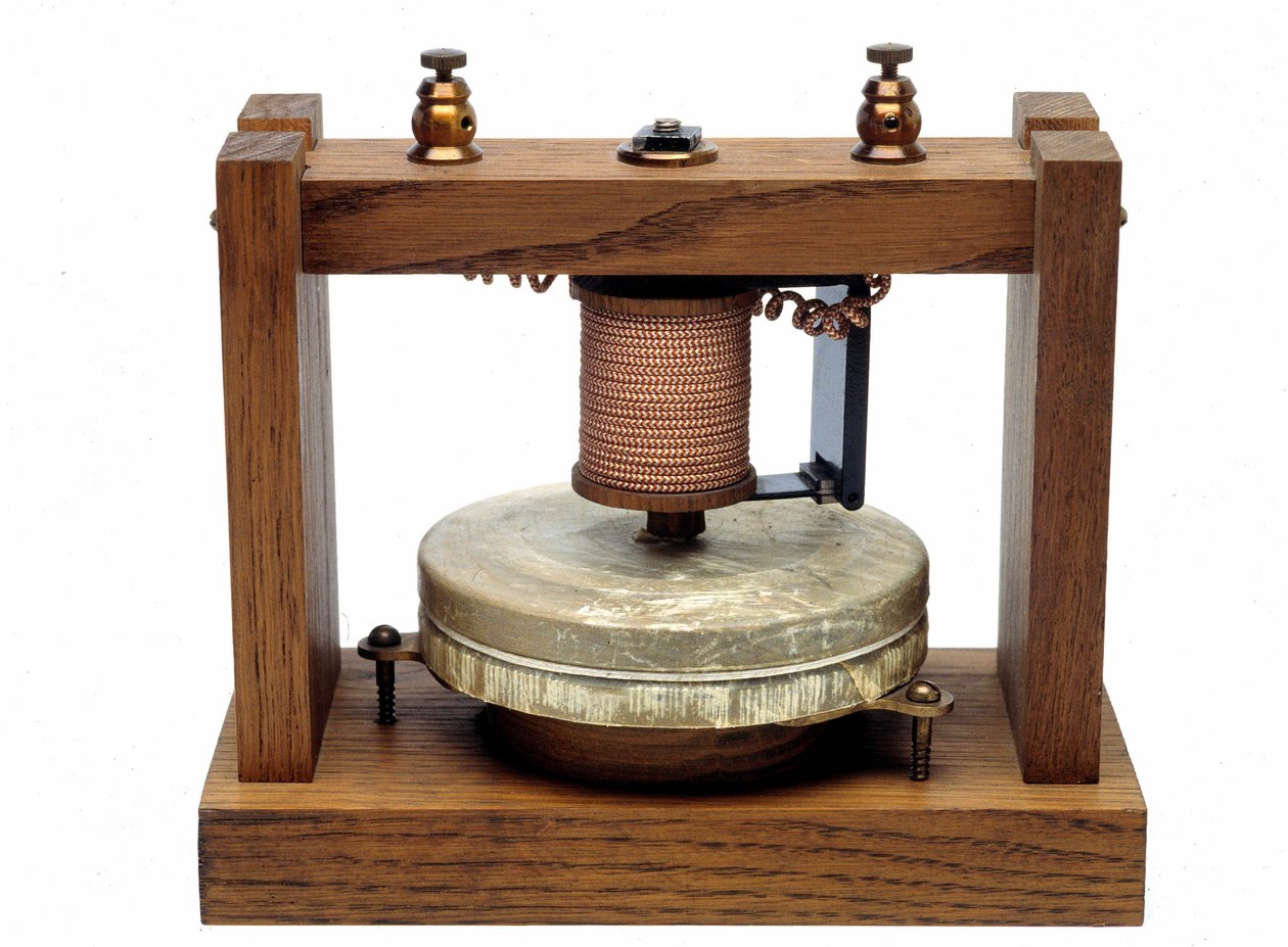 Graham Bell telefonja, amelyet 1875 első kísérleteihez használtak. alkotó: Graham Bell