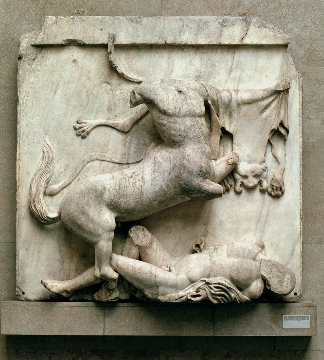A lapith felett diadalmaskodó kentaur, a Parthenon déli oldaláról származó XXVIII. metóp, ie 447-432 (márvány) alkotó: Greek