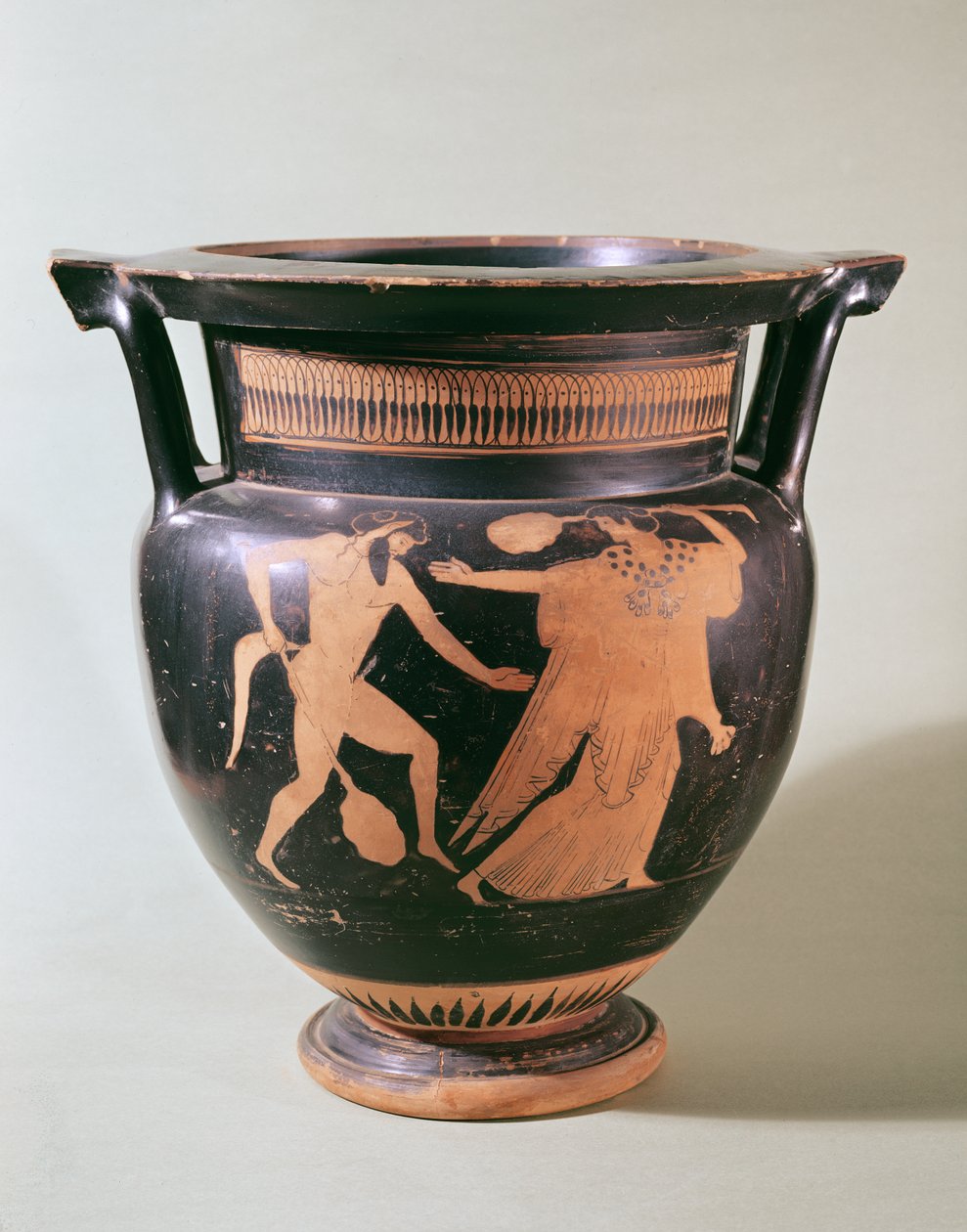 Tetőtéri vörös figurás oszlopkráter fekete alapon, Bacchante és Satyr figurákkal díszítve (kerámia) alkotó: Greek
