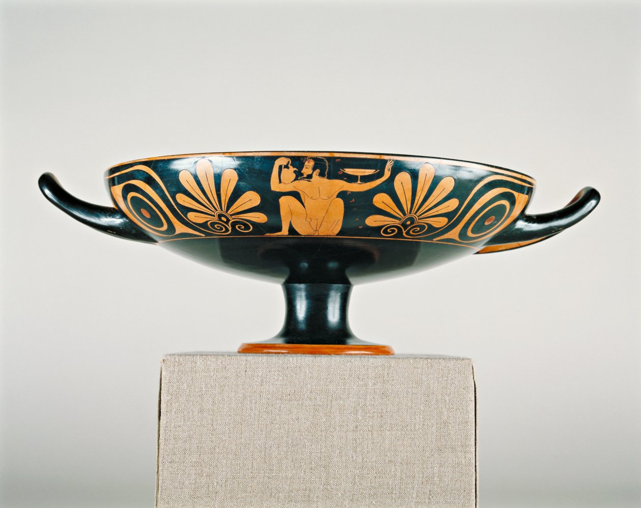 Padlás vörös alakos kylix, Kr.e. 520-510 körül (cserépedény csúszódíszítéssel) alkotó: Greek