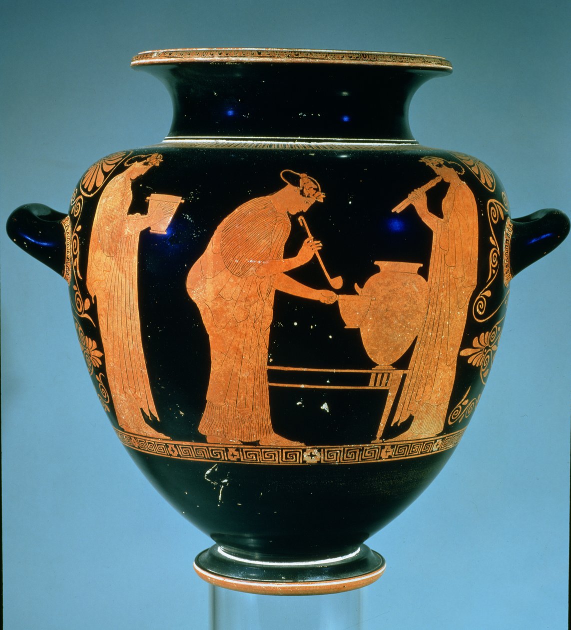 Attikai vörös figurás sztamnosz, borozó és zenélő nőkkel díszítve, Villa Painter (kerámia) alkotó: Greek