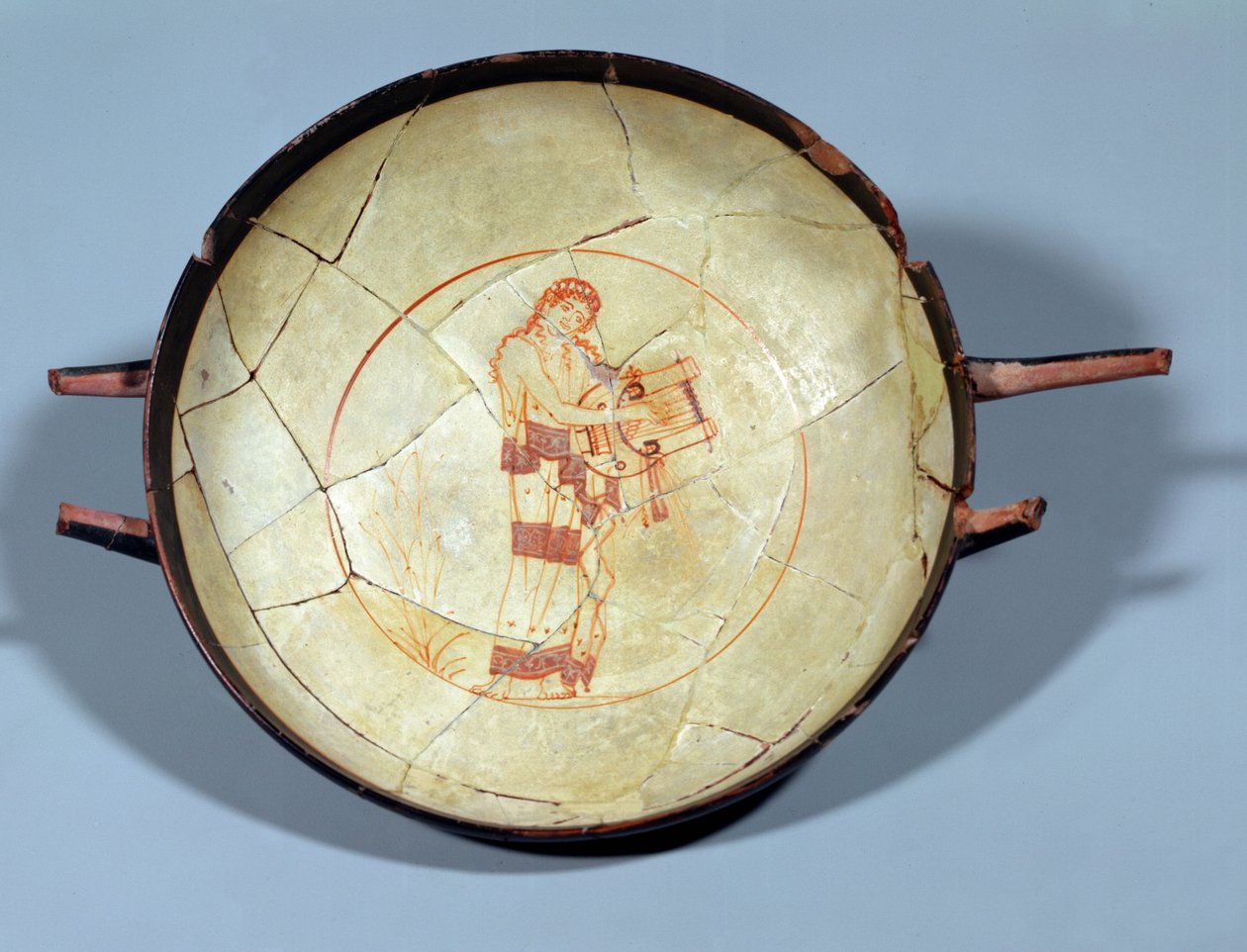 Láb nélküli csésze, álló Múzsa, aki lírán játszik, Hésziodosz festőjének tulajdonítva, fehér föld, attika korszak, Kr.e. 470-460 (kerámia) alkotó: Greek