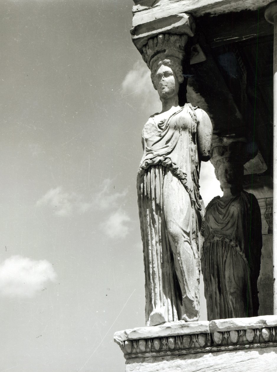 Részlet egy kariatidáról az Erechtheionból, Kr.e. 421-406 márvány bw fotó alkotó: Greek