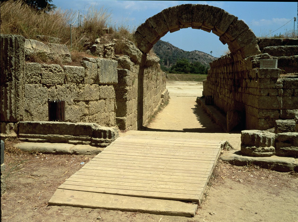 A stadion bejárata alkotó: Greek
