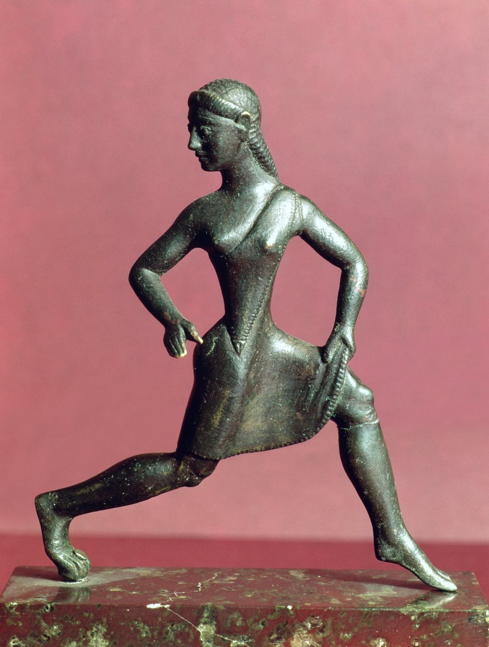 Futó lány figurája (bronz) alkotó: Greek