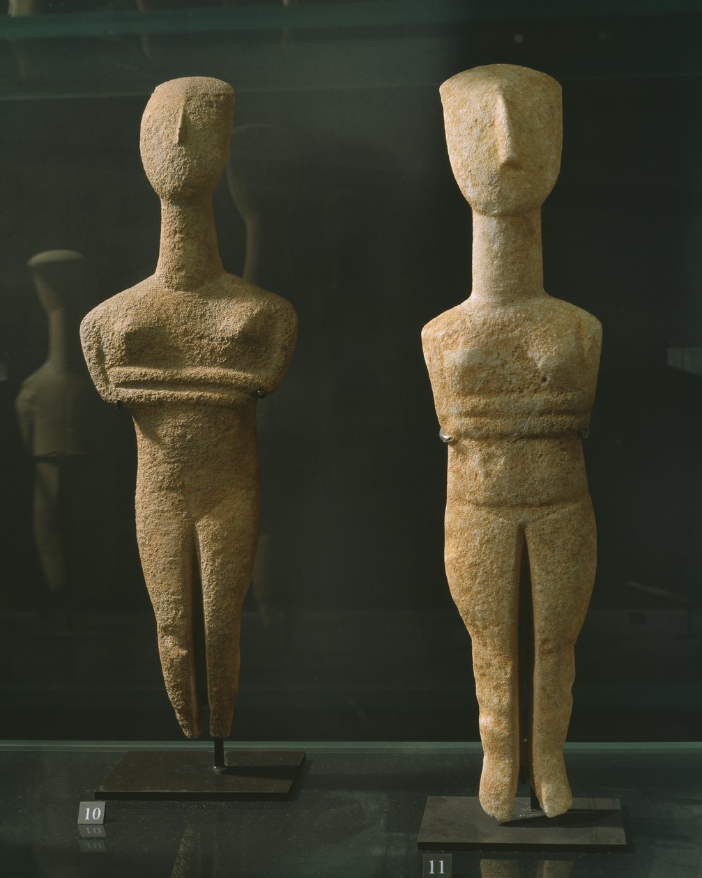„Összefont karú” típusú női figurák, Parosból, a második kükladikus korszakból (Kr. e. 2700-2300) (márvány) alkotó: Greek