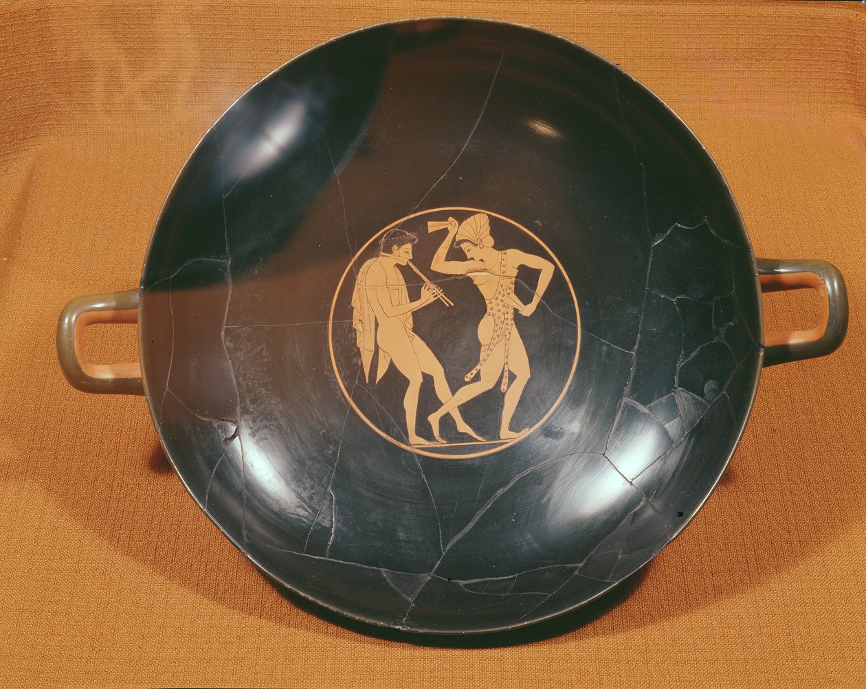 Kylix fuvolajátékost és táncost ábrázol, 520-10 körül (kerámia) alkotó: Greek