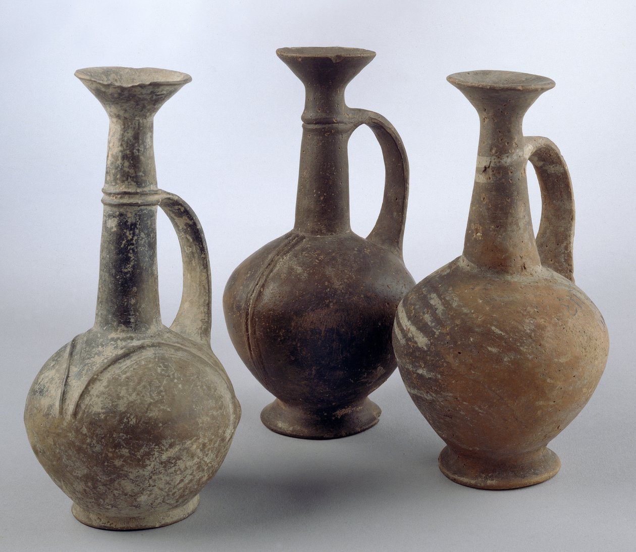 LtoR, Három korsó Izraelből, Ciprusról és Egyiptomból, Kr. e. 2. évezred 2. fele (agyagedények) alkotó: Greek