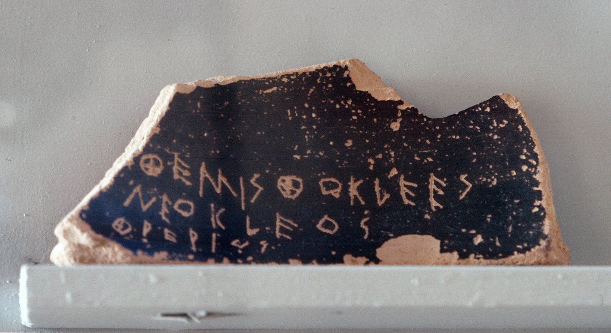 Ostrakon Themisztoklész nevével, Kr.e. 472 körül (kerámia) alkotó: Greek