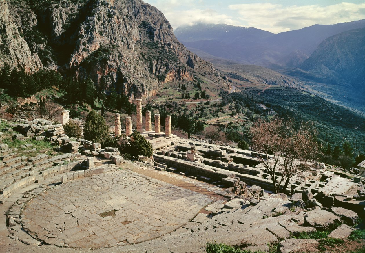 Panorámás kilátás a régészeti lelőhelyre az Apolló-templom színházával alkotó: Greek
