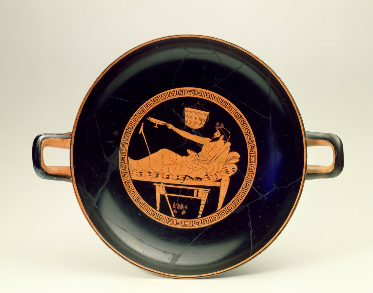 Vörös alakos Kylix, amely atlétákat és szimpózist ábrázol, Kr.e. 480 körül (kerámia) (lásd még: 288291) alkotó: Greek