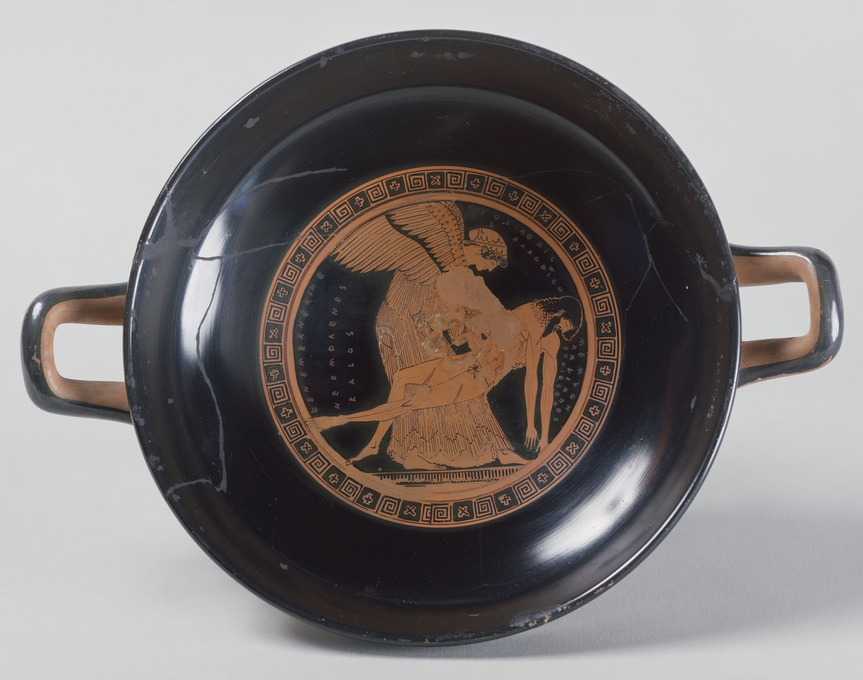 A Douris Cup, egy tetőtéri vörös figura csésze, amely Eoszt fia, Memnon holttestét ábrázolja, akit Akhilleusz megölt, Kalliades készítette, Kr.e. 490 körül (lásd a 85700-as és 85701-es kívülről) alkotó: Greek