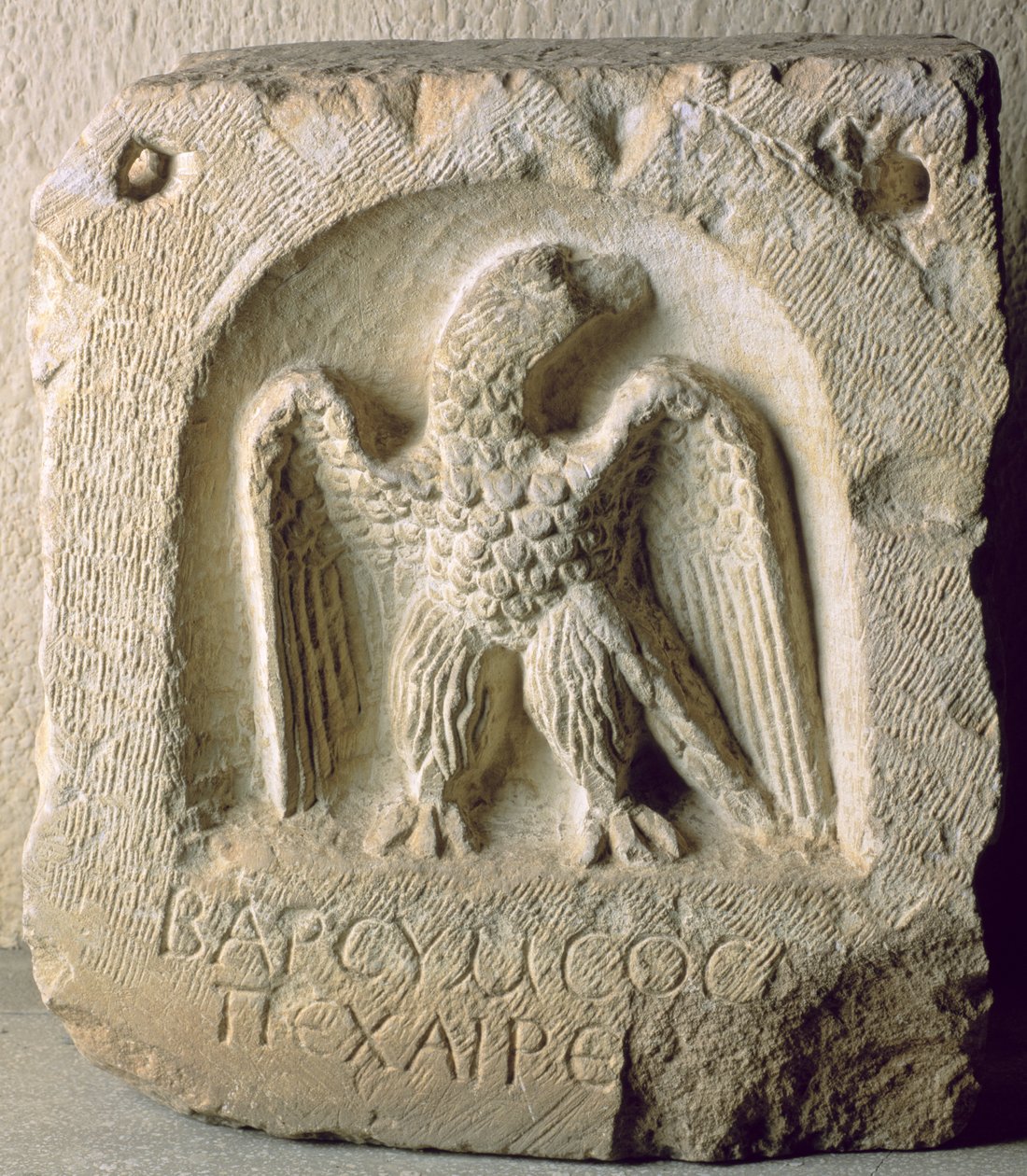 Sírkő sas alakjával (mészkő) alkotó: Greek