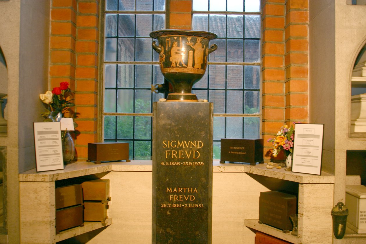 Sigmund (1856-1939) és Martha Freud (1861-1951) hamvait tartalmazó urna a Columbariumban alkotó: Greek