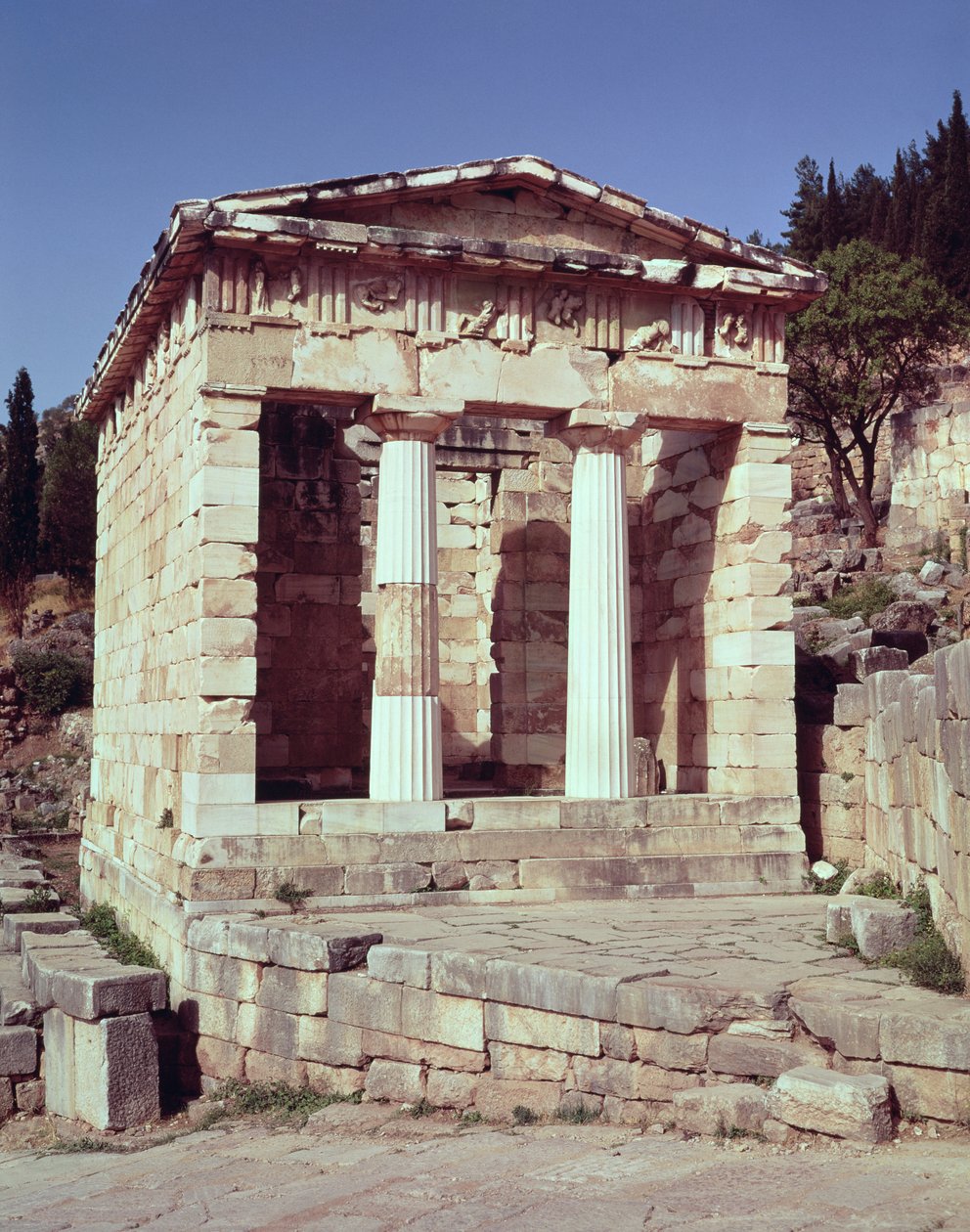 Kilátás az athéniak kincsei templomára alkotó: Greek