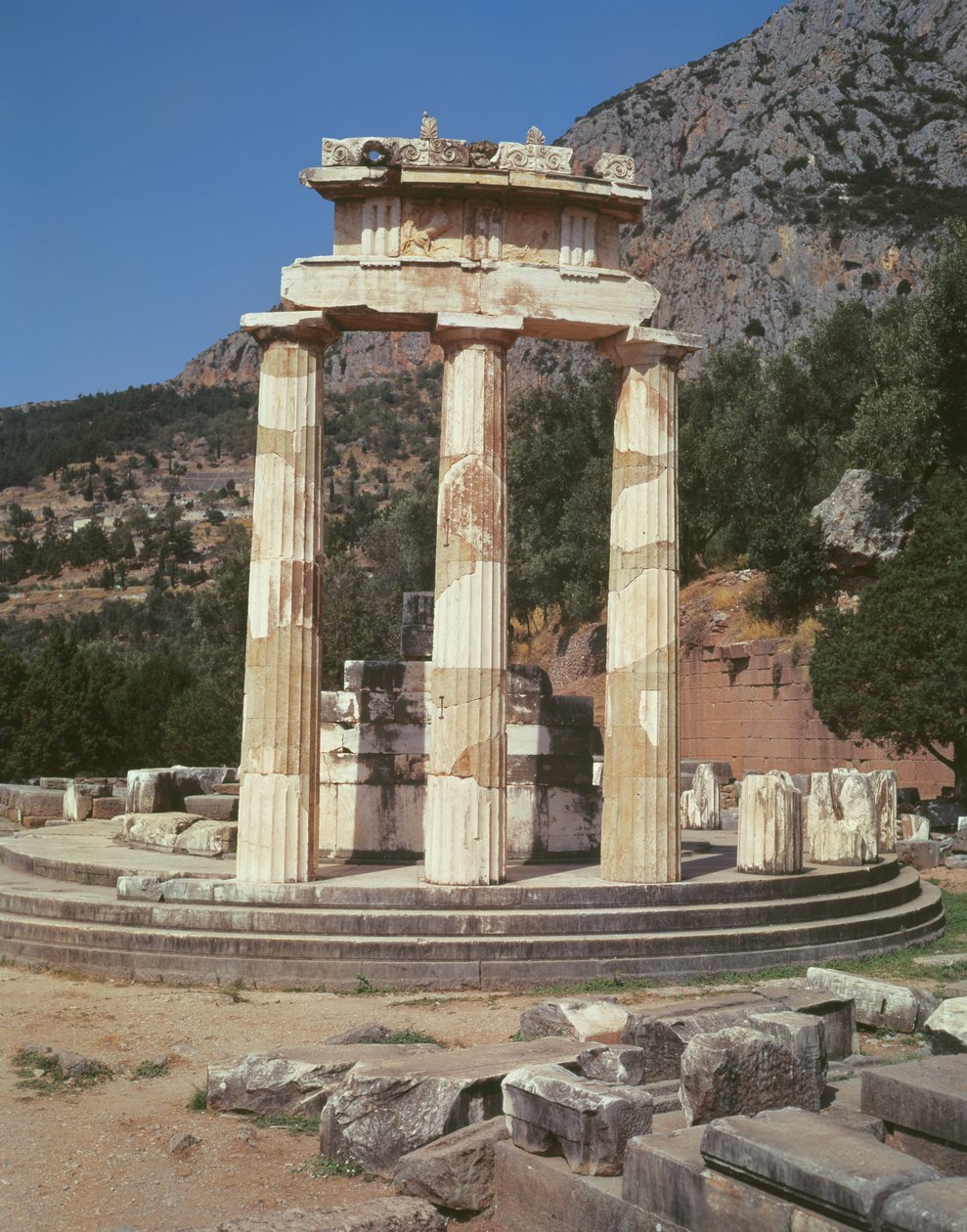 Kilátás a tholos templomra az Athena Pronaia szentélynél alkotó: Greek