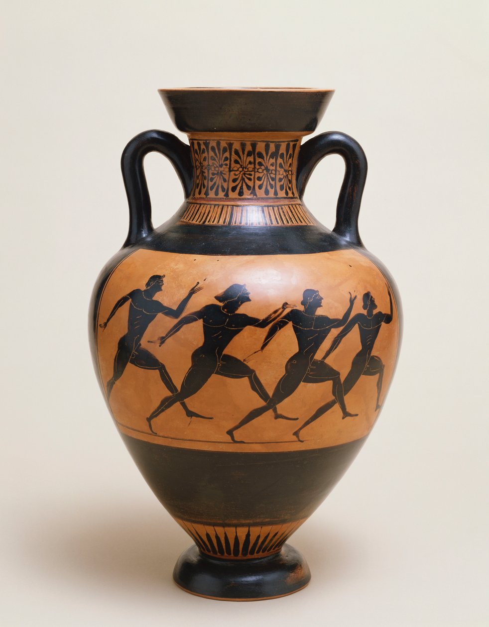 Panathenai alakú tetőtéri fekete figura amfora négy meztelen sportolóval jobbra sprintelve, Kr.e. 5. század alkotó: Greek