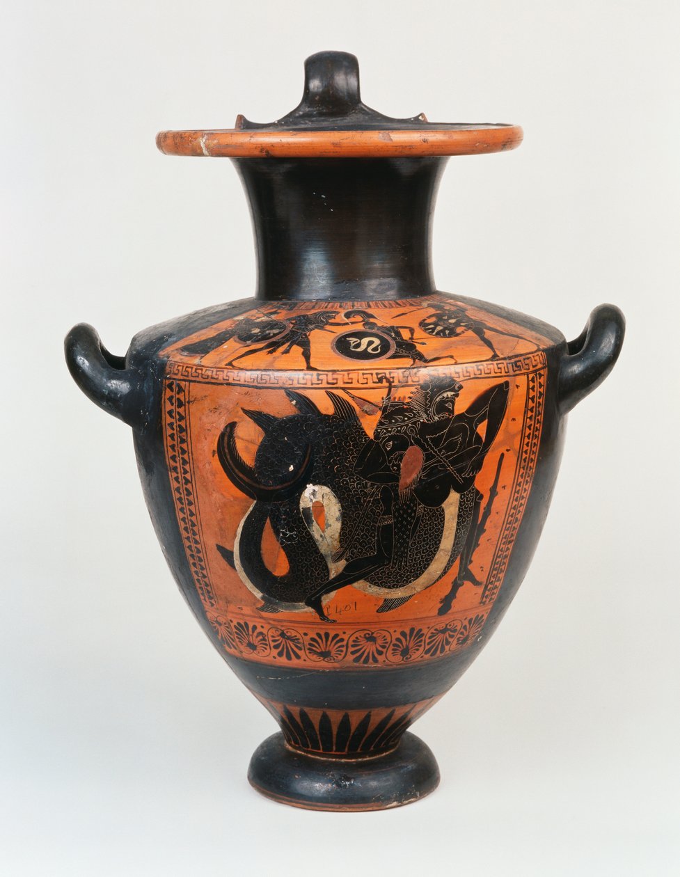Padlási fekete figura hidria, amely Athénét és Héraklészt ábrázolja harcban, alatta pedig Héraklészt, aki Nereosszal birkózik, Kr.e. 520 körül alkotó: Greek