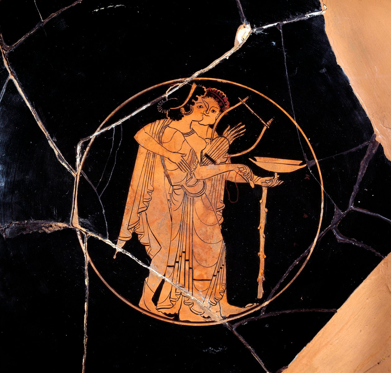 Az ókori Görögország: kupa piros figurákkal. Pedieus festőnek tulajdonított kerámia (Kr. e. 6. század vége), ie 510-500 Párizs, Musee du Louvre alkotó: Greek