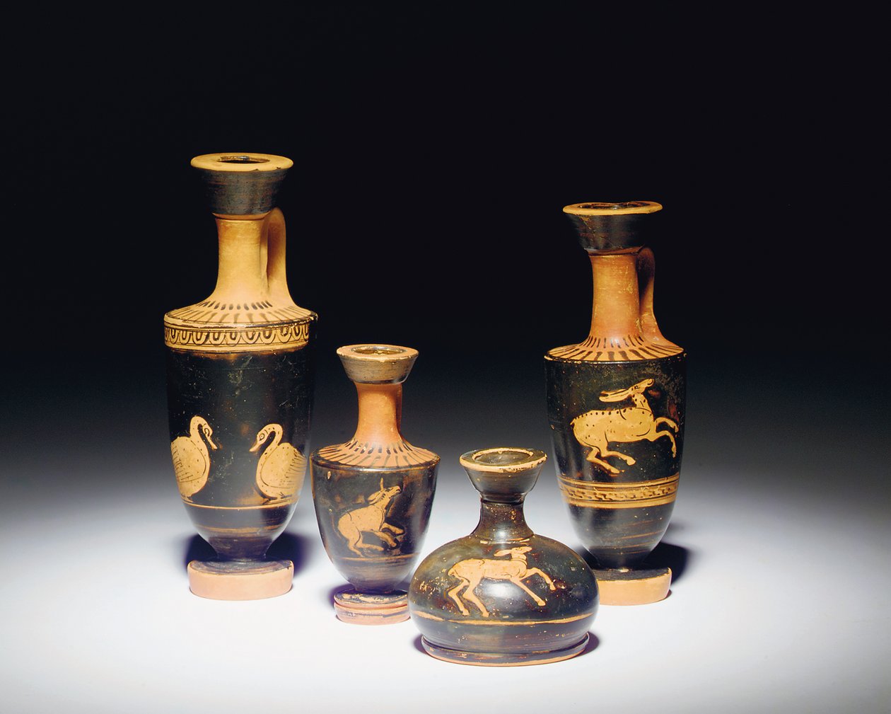 Tetőtéri vörös alakos lekythos, Kr.e. 5. század vége, és miniatűr zömök lekythos, ie 5. század alkotó: Greek