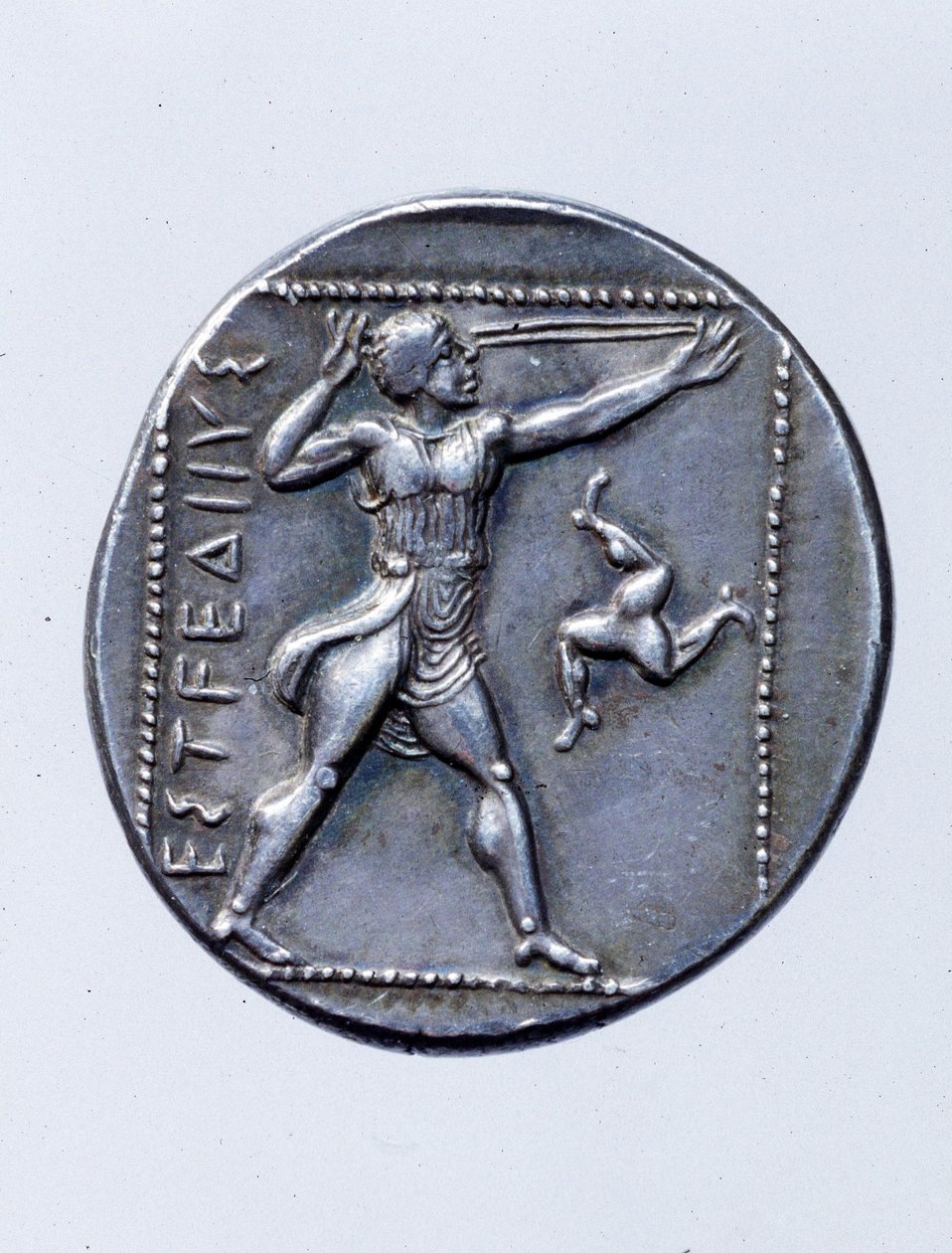 Parittya lövőt ábrázoló érme (ezüst) alkotó: Greek