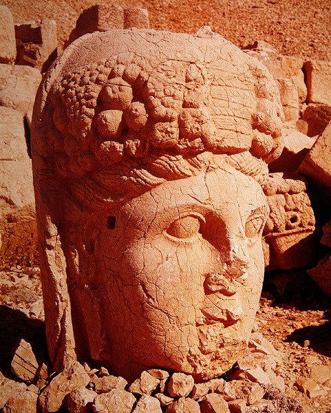 Kolosszális fej Tyche istennő vonásaival alkotó: Greek