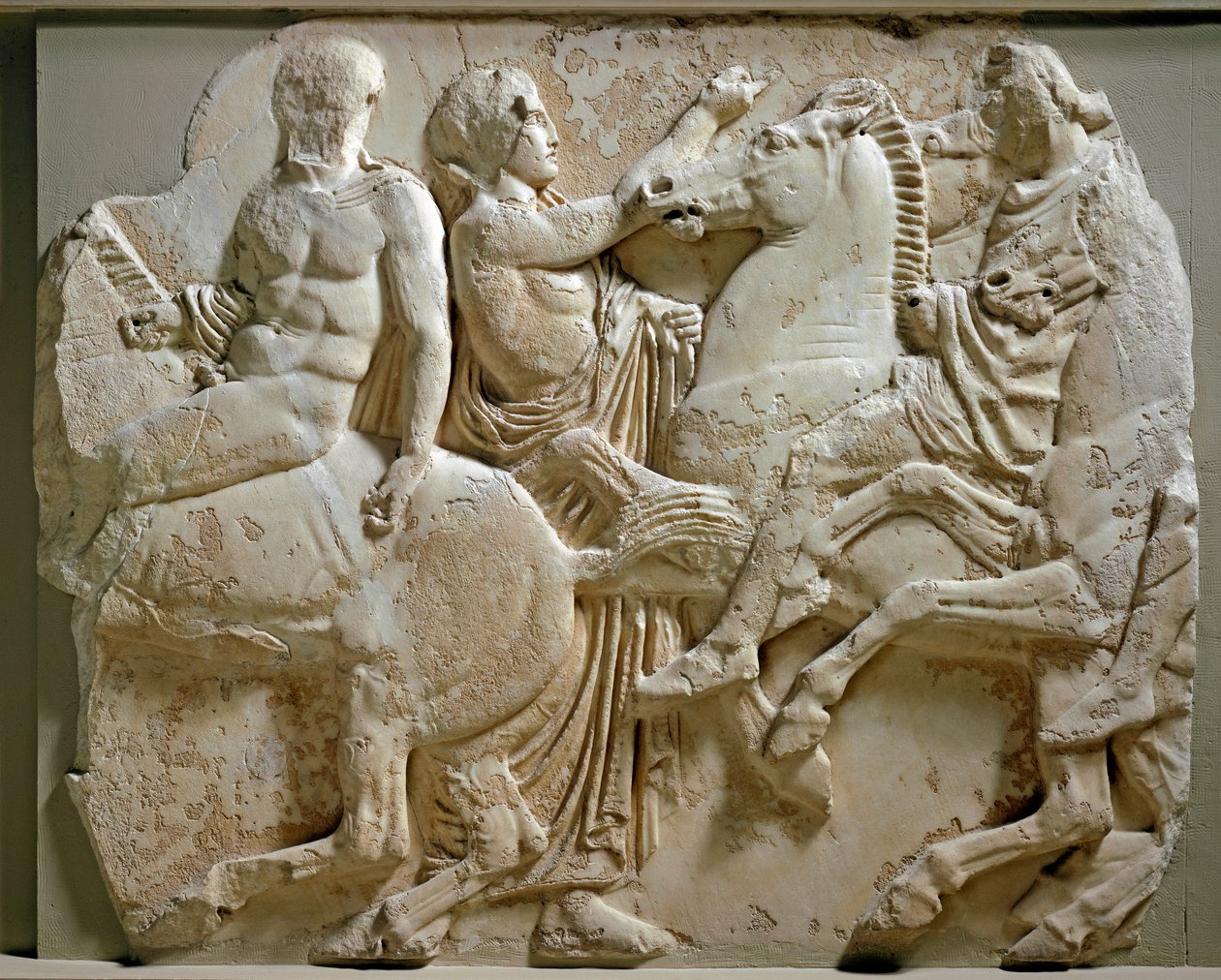 Görög művészet: "" lovasok""" a parthenon fríze. Márvány domborműves harisnya. Kr.e. 447-432. Athénész, Akropolisz Múzeum alkotó: Greek