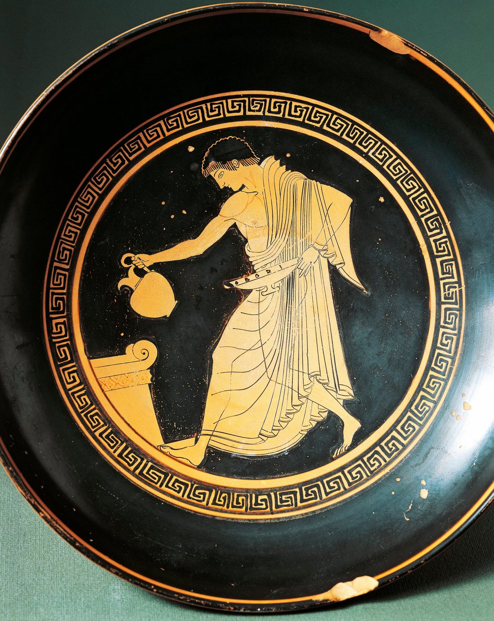 Douris Kylix fiataljait ábrázolja egy oltár közelében, ie 6. század (kerámia) alkotó: Greek