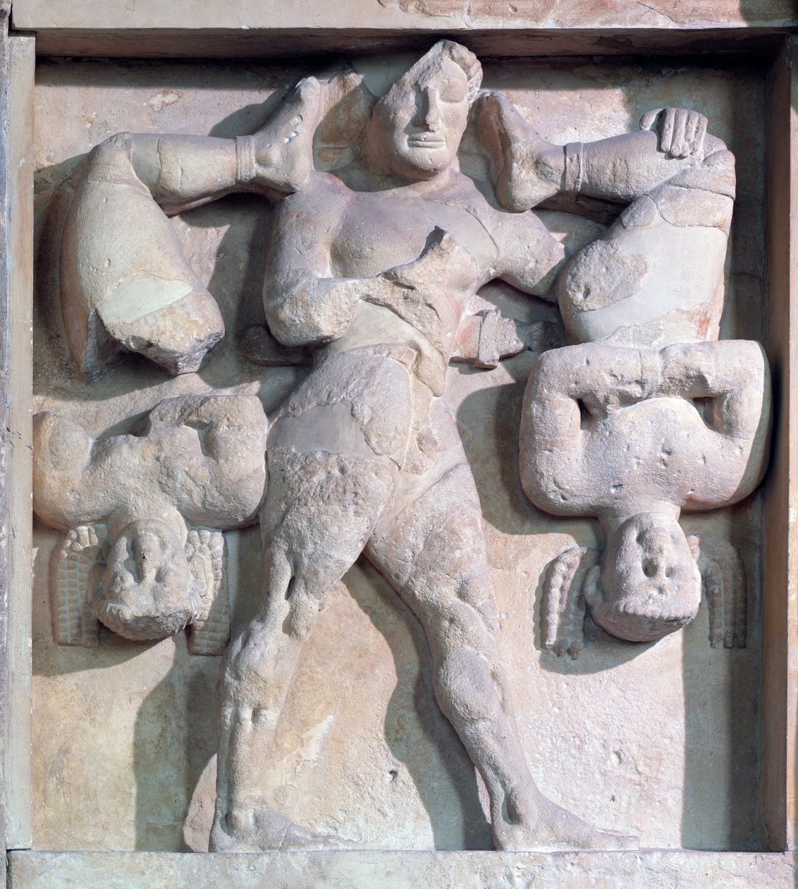 Magna graecia: metóp Heracles-szel Cercopes-szel, kődombormű, ie 575-550 alkotó: Greek