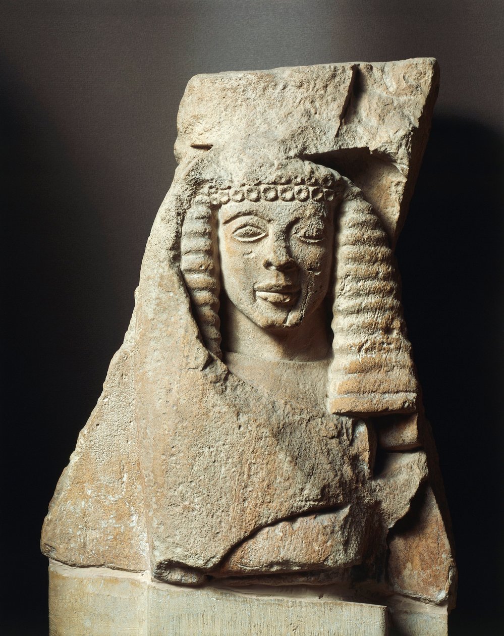 Metóp töredék női alakkal, Mükénéből, Görögországból, Kr.e. 7. század (mészkő) alkotó: Greek