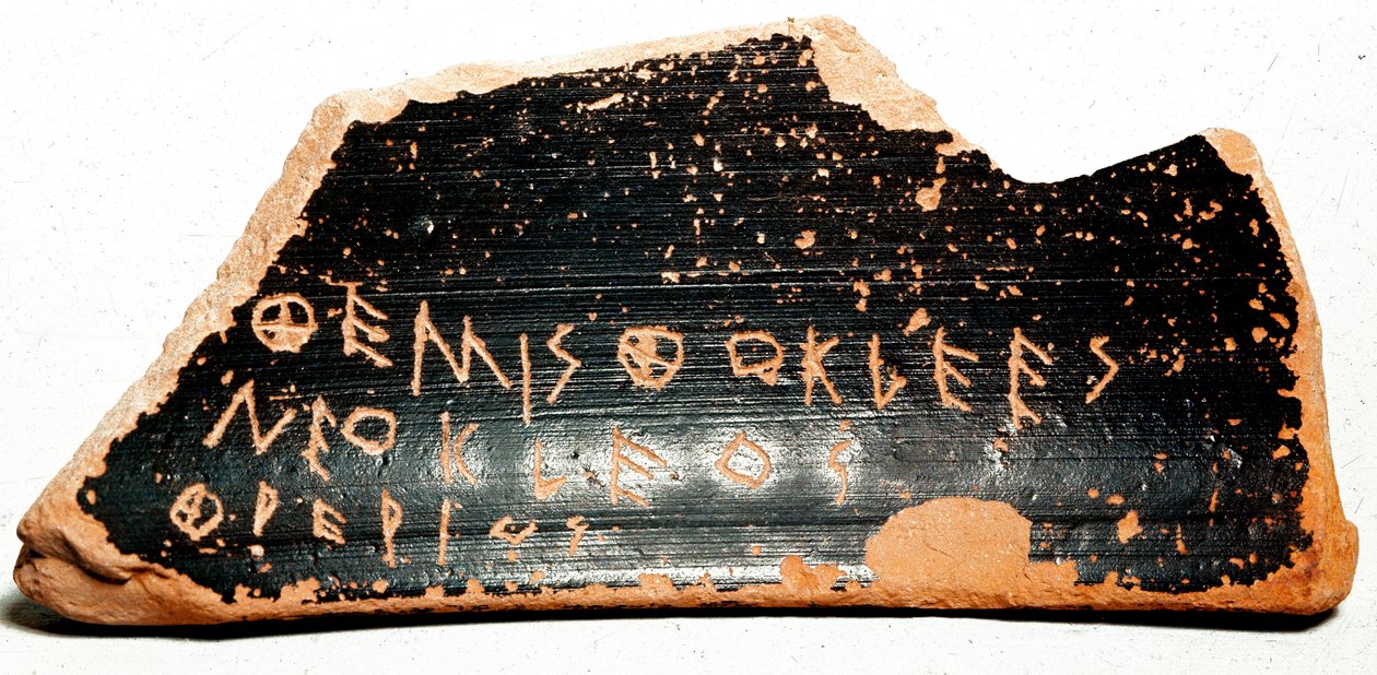 Ostrakon (vagy ostracon) (többes szám: ostraca vagy ostraka), az ókori Görögországban a kiközösítési eljárások során szavazócédulaként szolgáló kerámiaszilánkok. Kr.e. 480 Athénész. Agora múzeum. alkotó: Greek