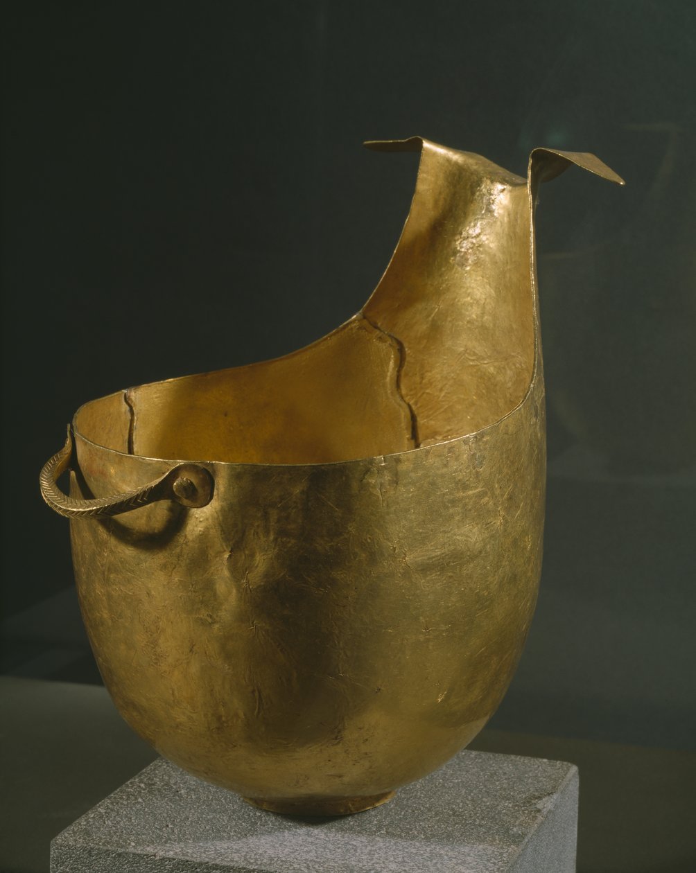 „Szószcsónak” vagy pohár italozáshoz, Heraia-ból Arcadie-ben, a III. korai hellád időszak (Kr. e. 2200 körül) (arany) alkotó: Greek