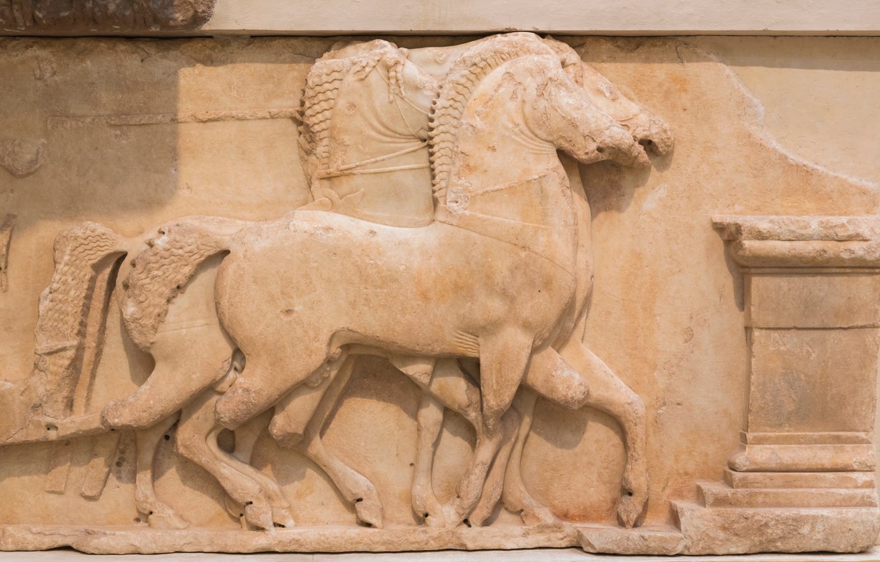 Négy ló (quadriga) húzza a szekeret a Sziphniak kincstárának déli frízéből, i.e. 530-480 körül épült (márvány) alkotó: Greek