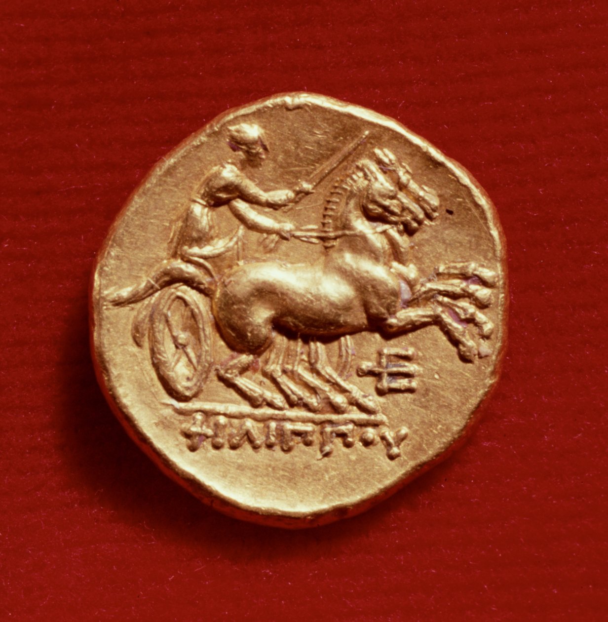 A macedóniai II. Fülöp (Kr. e. 382-336) államképének hátlapja, amely egy szekért ábrázol, ie 356-336 (arany) alkotó: Greek School