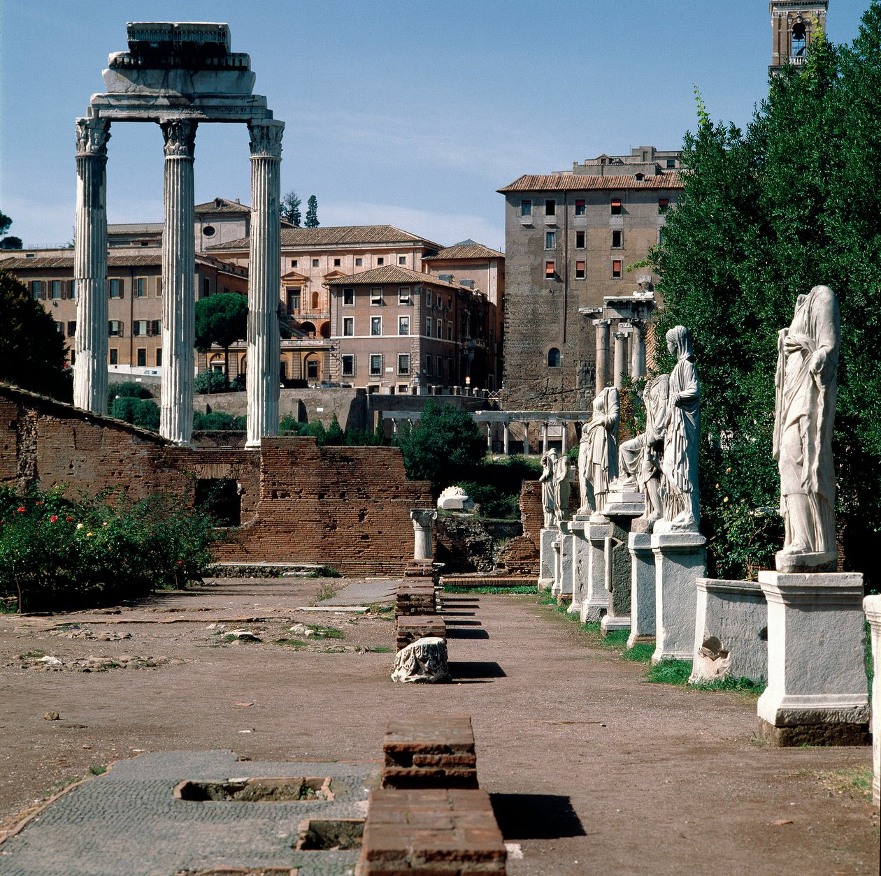 Forum Romanum: vestalszobrok. Vesztalok háza (Casa delle Vestali vagy Atrium Vestae). Bal oldalon a görög Dioscures templom (vagy Castor és Pollux temploma) (Kr. e. V. század). Róma alkotó: Greek or Roman