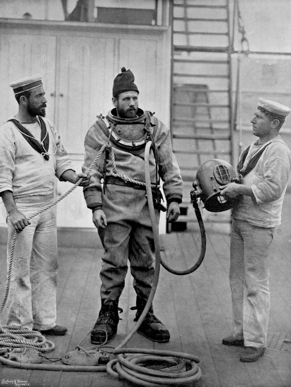 Egy búvár a HMS Camperdown csatahajóról búvárruhájában, 1896 alkotó: Gregory and Co