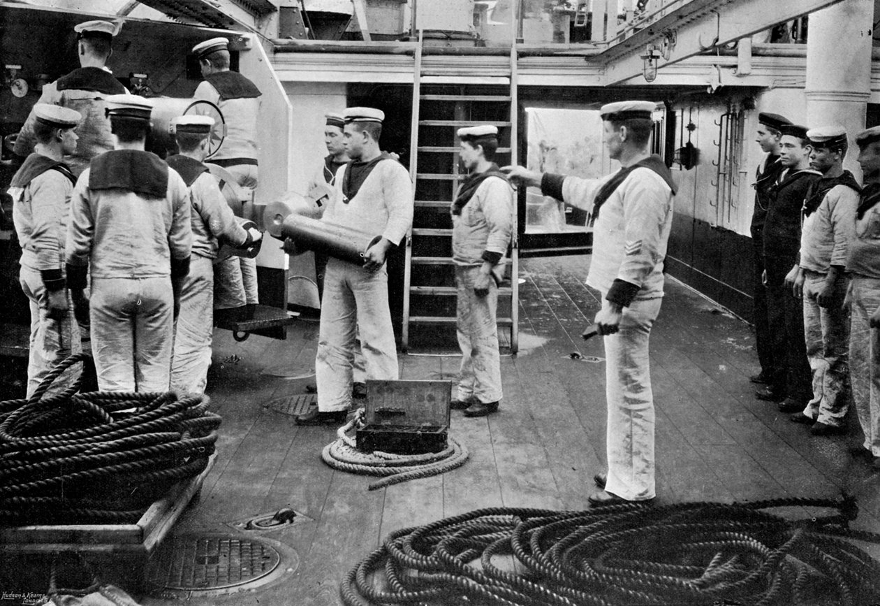 Fúráson egy 6 hüvelykes gyorstüzelő fegyverrel a HMS Resolution, 1896 csatahajó fedélzetén. alkotó: Gregory and Co