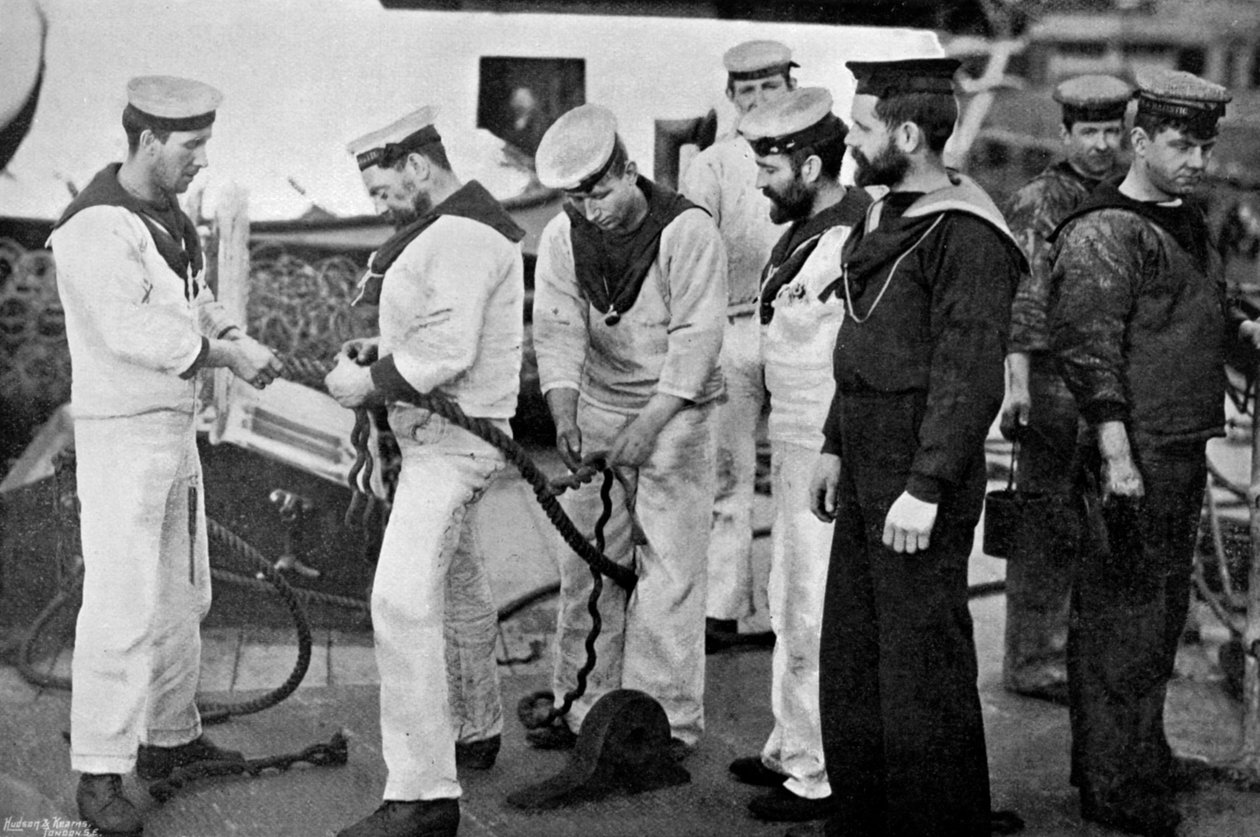 Kék dzsekik dolgoznak, és kötélt fűznek a HMS Majestic csatahajó fedélzetén, 1896. alkotó: Gregory and Co