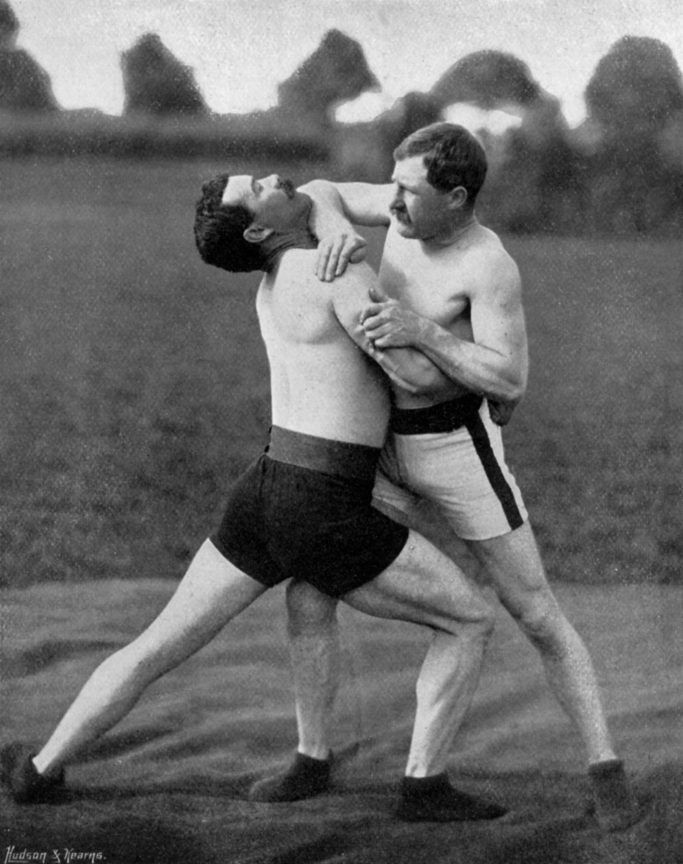 A test holt és a neck dupla, birkózó bemutató, Aldershot, Hampshire, 1896 alkotó: Gregory and Co