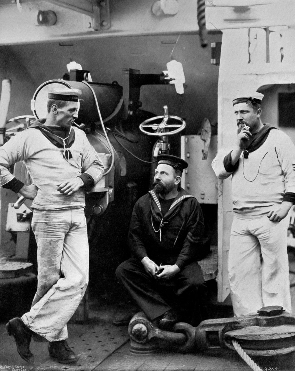 Három kistiszt a HMS Theseus cirkáló fedélzetén, 1896 alkotó: Gregory and Co