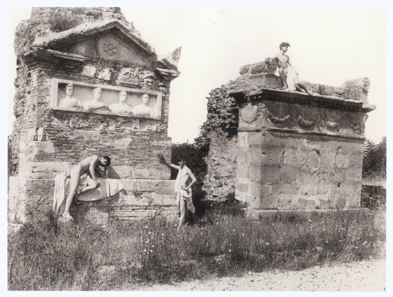 Fiúk a sírok között (fotó) alkotó: Guglielmo (1852 1930) Plüschow