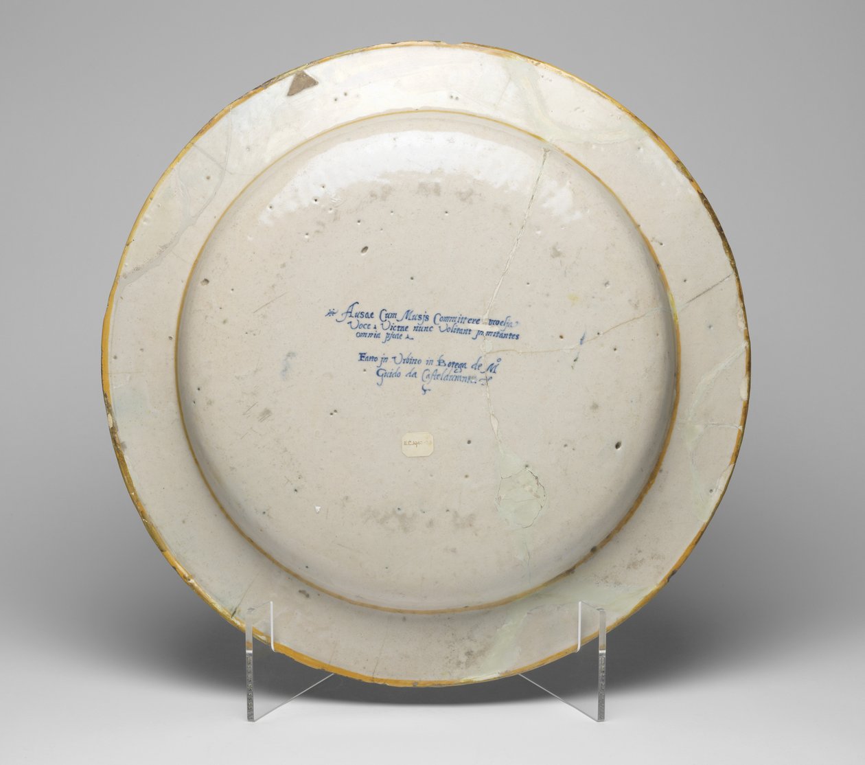 A múzsák és a Pierides közötti versenyt ábrázoló edény hátlapja, 1545-50 körül (ónmázas cserépedény) alkotó: Guido Durantino